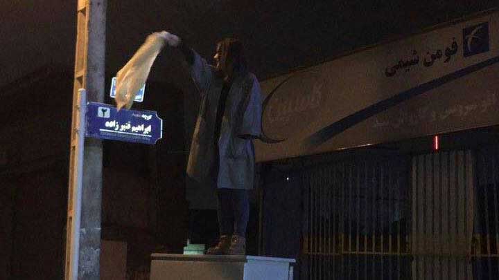 Här firas kvinnodag i Iran – genom att ta av slöjan