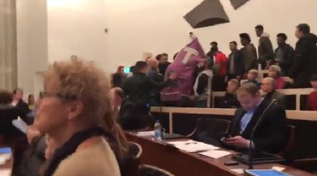 Migranter stormade fullmäktigemöte – krävde besked om bostäder