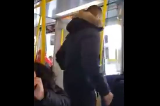 VIDEO: Man hotar och tvingar bort kvinna från hennes plats på tunnelbanan