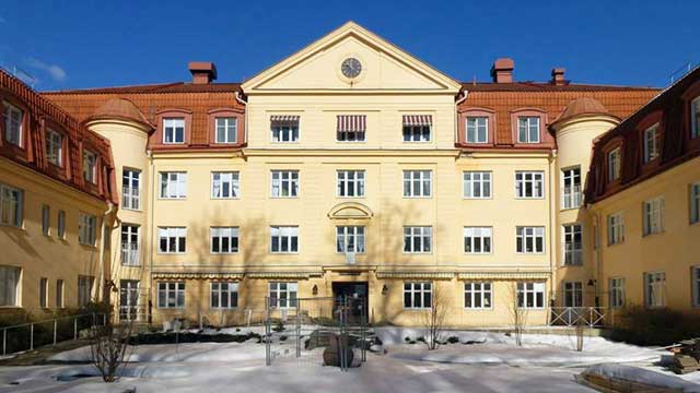 Nu ska de gamla ut – äldreboendet i Stockholm byggs om till bostäder för migranter
