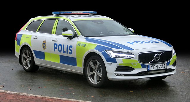 Minderårig flicka utsatt för våldtäktsförsök av fem män