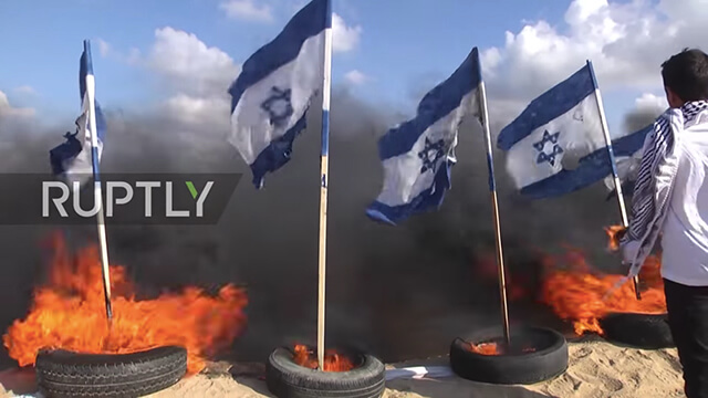Gazaprotesterna: Palestinier eldar upp Israels flagga