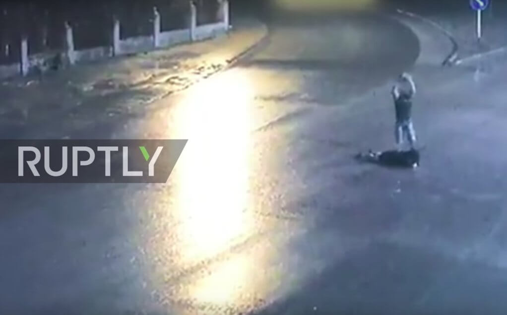 Här stenar svartsjuke Anar trebarnsmamman till döds