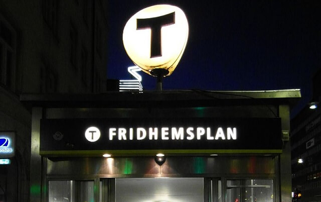 Kvinna överfallen och misshandlad av ett 20-tal personer