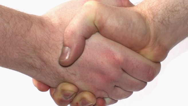 Vägrade skaka hand med manlig chef – får 40 000 kronor i ersättning för diskriminering