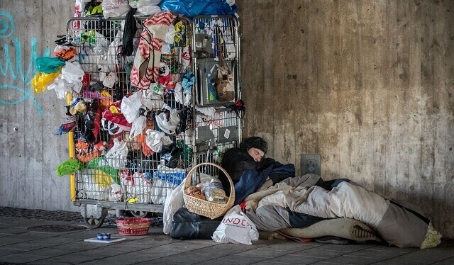 Bostadsbristen bakom ökning av antalet äldre hemlösa