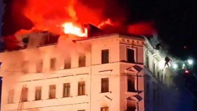 En död och 17 skadade när syrisk migrant satte eld på byggnad och blockerande utgången