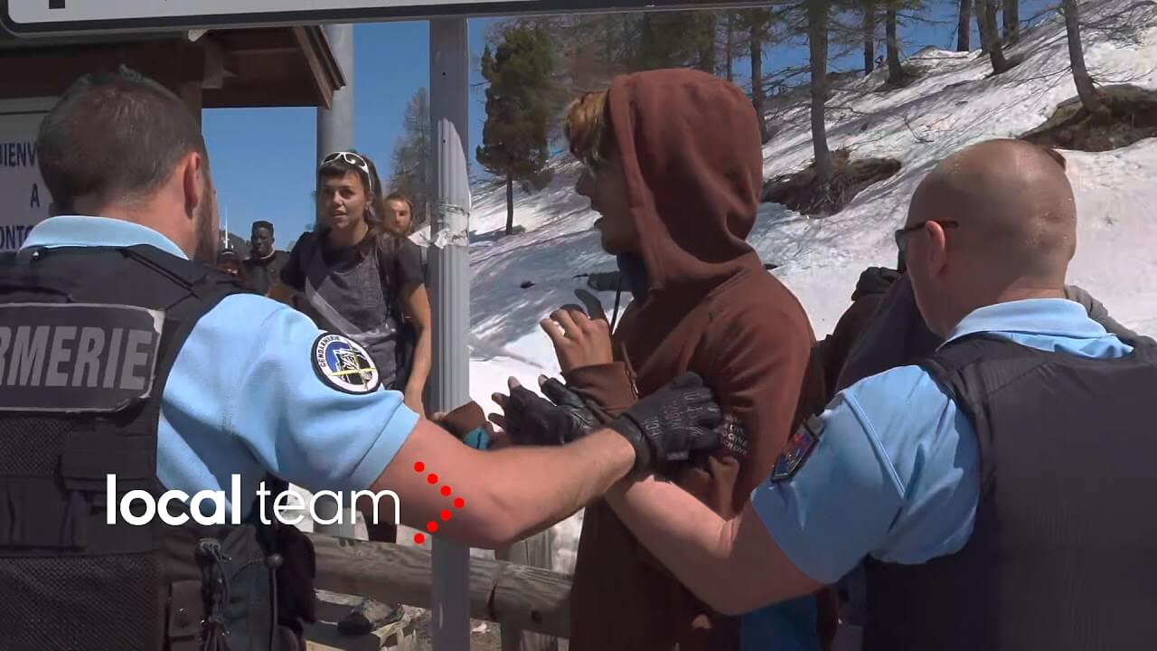 Sammandrabbningar med polisen i Alperna när migranterna tar sig in i Frankrike