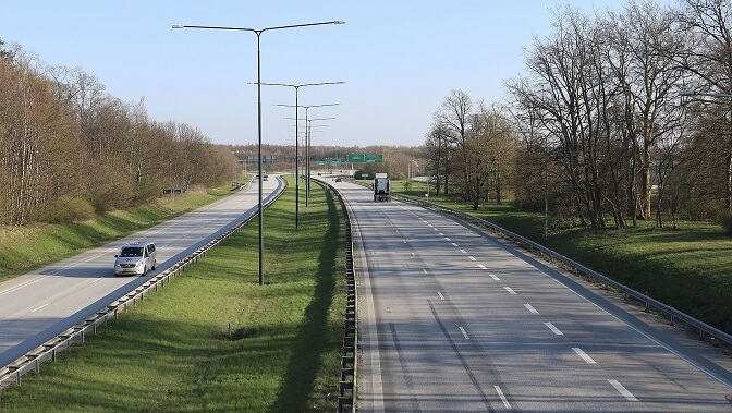 Fick stor sten genom takrutan – bilist chockades