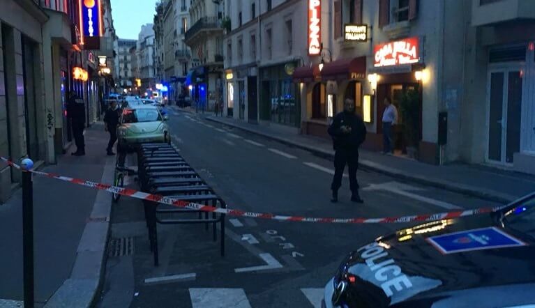 ”Allahu akbar” – En död efter knivattack i Paris