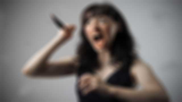 Kvinna med kniv gick till attack på torg – försökte hugga fem personer