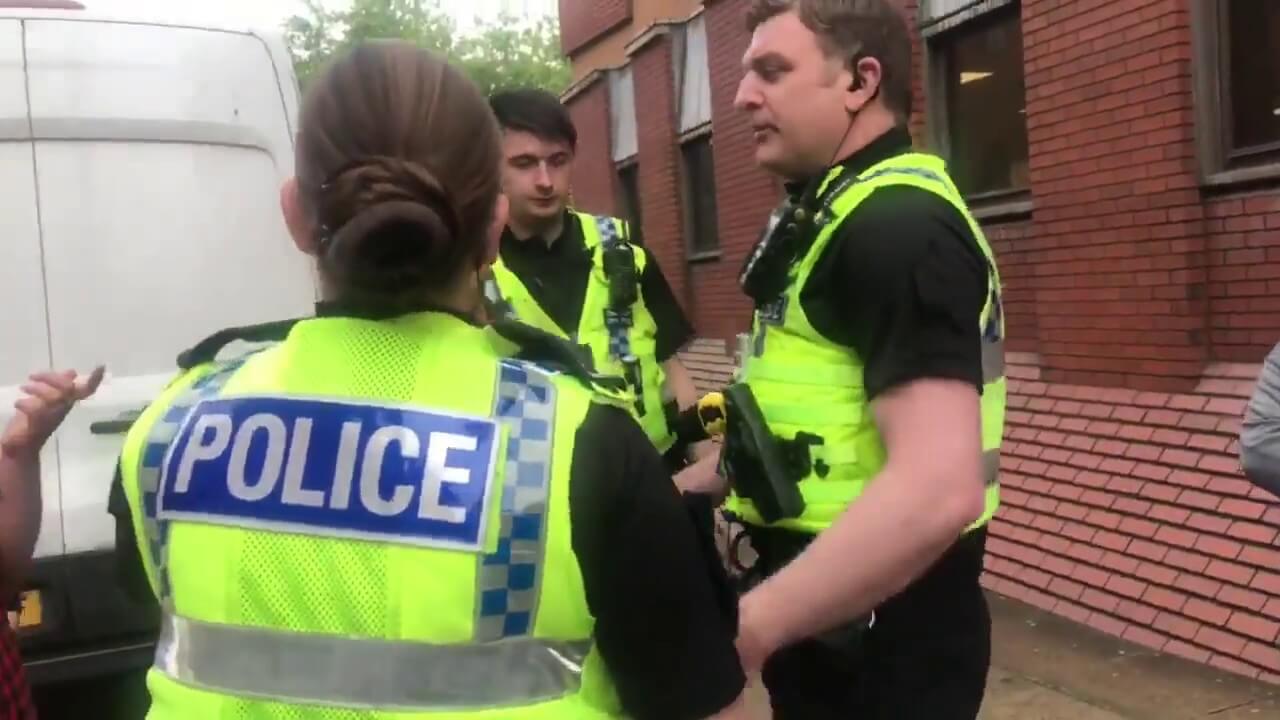 Video: Medborgarjournalist arresterad utanför domstol – rapporterade om rättegång mot groominggäng