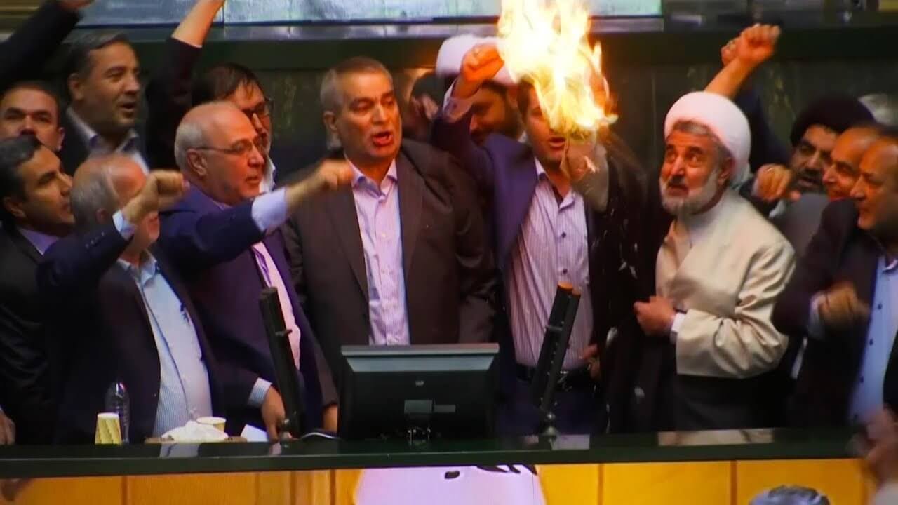 Iranska parlamentariker bränner amerikanska flaggan vid talarstolen