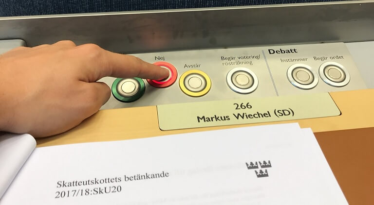 Alliansen släppte igenom regeringens sjukvårdsskatt