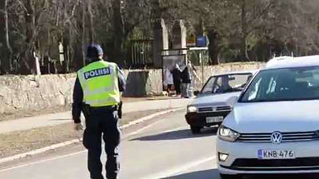 Misstänkt mordförsök i ’utsatt område’ i Södertälje – man försökte köra på polis