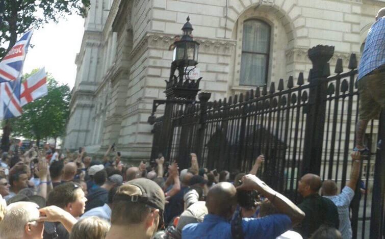 Stor demonstration i London till stöd för fängslade journalisten Tommy Robinson