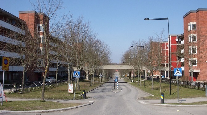 Flydde krig – beklagar sig över trångboddhet i Sverige