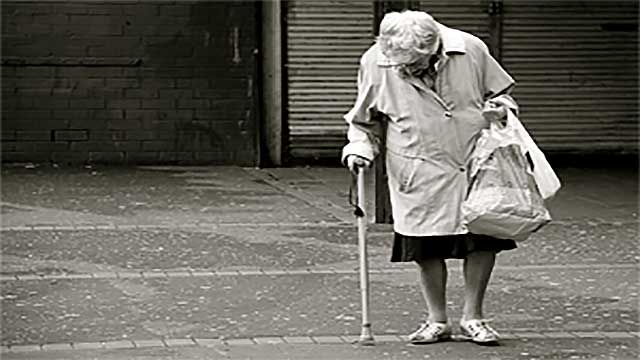 Utgav sig för att vara turister som gått vilse – stal hjälpsam 80-årig kvinnas plånbok