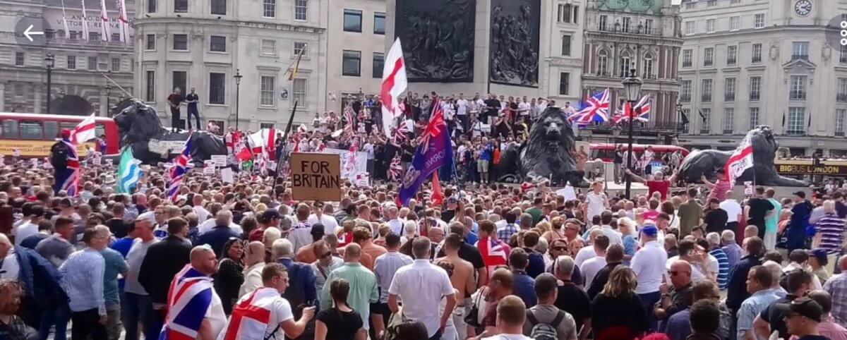 Tusentals demonstrerade i London för att Tommy Robinson ska frias