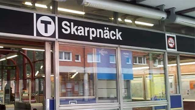 Bil beskjuten i Stockholmsförort