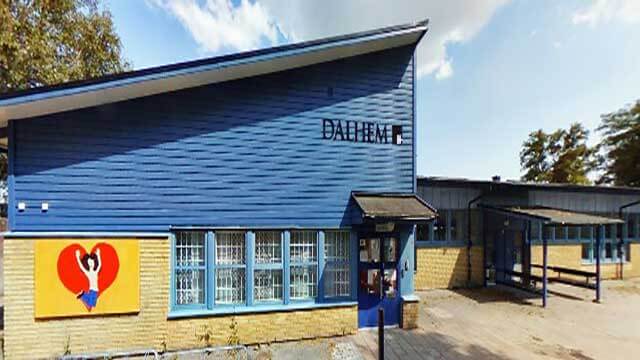 Krossade alla fönster på skola – åtalas för grov skadegörelse