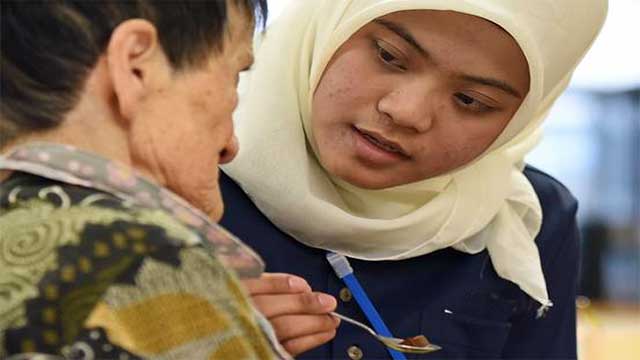 Hälften av personalen i äldreomsorgen talar inte svenska – har lett till livsfara för de gamla