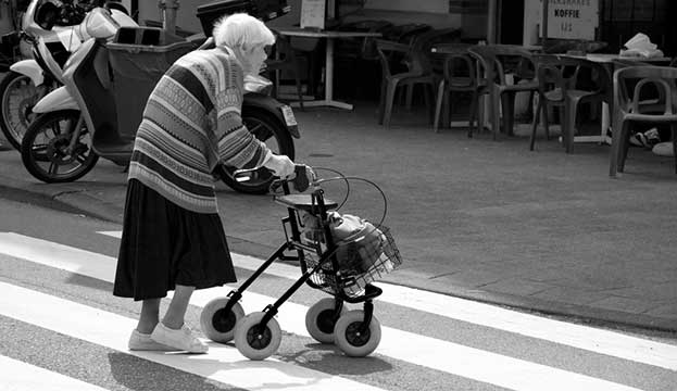 75-årig funktionshindrad kvinna utsatt för gaturån – fick guldhalsband avslitet