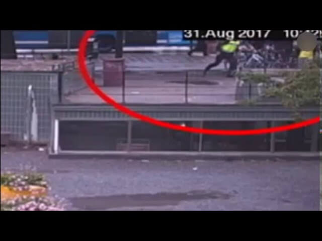 Här knivhugger Muhammad polismannen Ted