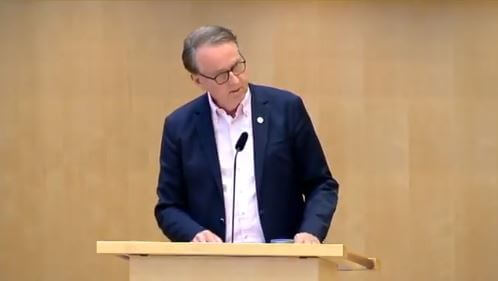 Se när kristdemokratisk politiker brister ut i sång till förmån för afghanska asylsökande män – i Sveriges riksdag