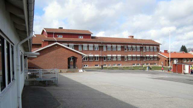 Man och kvinna anställda på skola döms för grova våldtäkter mot barn