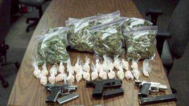 Gängkriminella män begärda häktade efter vapen- och narkotikatillslag i Stockholmsförort