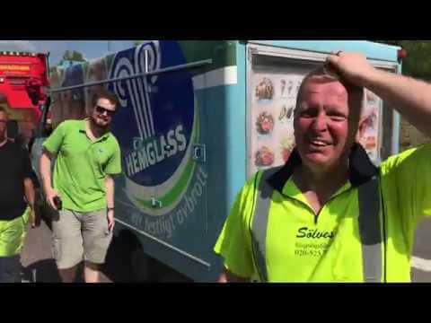 Video: här jublar bärgarna när glassbilen kommer till olycksplatsen: ”Fy fan vilken tur!”