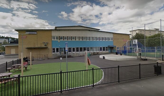 Handgranat kastades mot skola