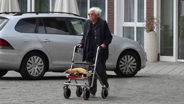 Polisens uppmaning till äldre efter rånvåg: ”Undvik att ha halsband på dig på stan”