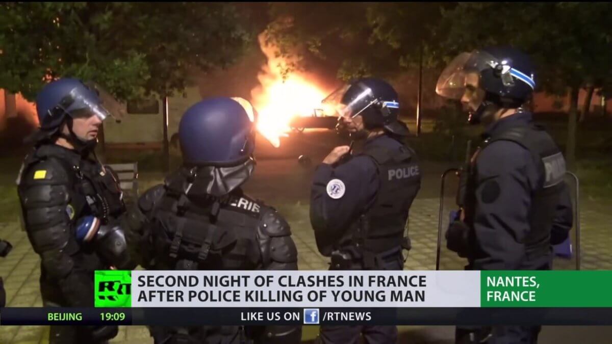 Upplopp i fransk stad – gäng attackerar polis