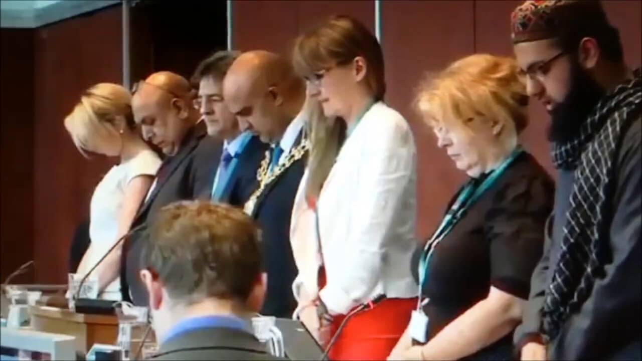 Video visar hur ”kommunfullmäktige” i Oldham, England, inleds med muslimsk bön