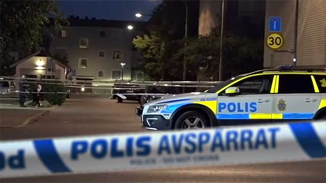 Väpnad kriminell uppgörelse i Stockholmsförort – två skadade och tre gripna