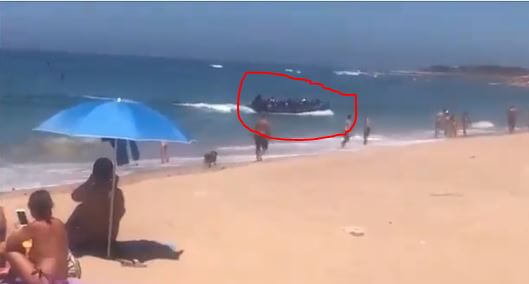 VIDEO: Afrikanska migranter stormar strand