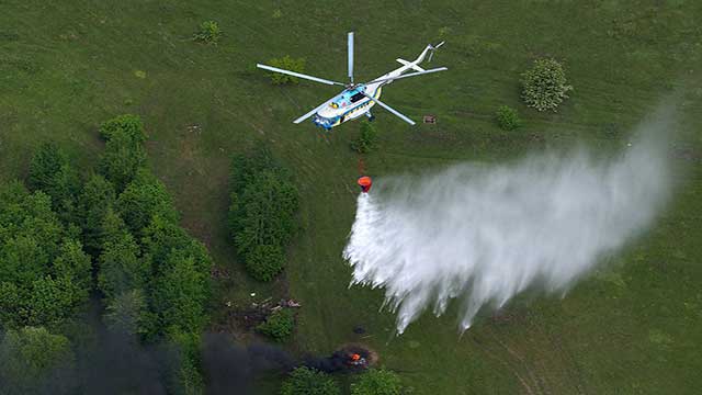 Åtta av tio av försvarets helikoptrar står på marken – ”Inte vår sak bekämpa bränder”