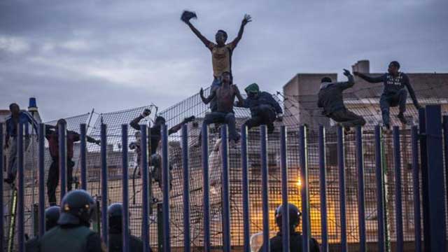 Spanien direktutvisar grupp med illegala migranter – definierar den som invasionsstyrka