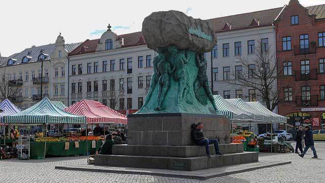Gäng i Malmö drabbade samman med knivar, påkar och stenar
