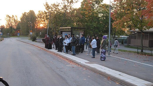Man i invandrartäta Vivalla misshandlade poliser