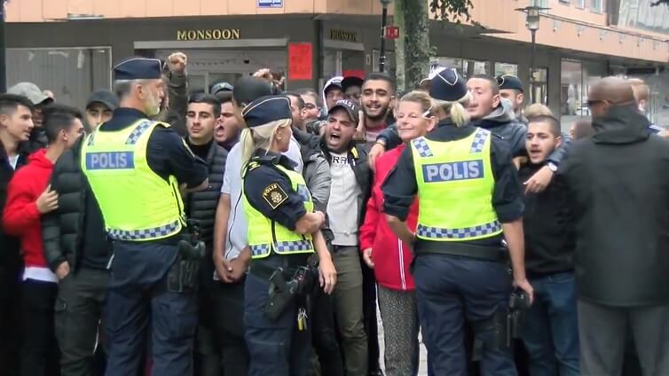 Stökigt och bråkigt under Alternativ för Sveriges torgmöte i Uddevalla – företrädare misshandlad