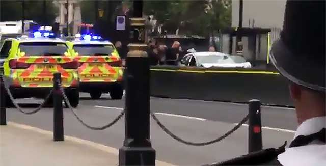Flera skadade när bil rammade brittiska parlamentet – utreds som terrorbrott
