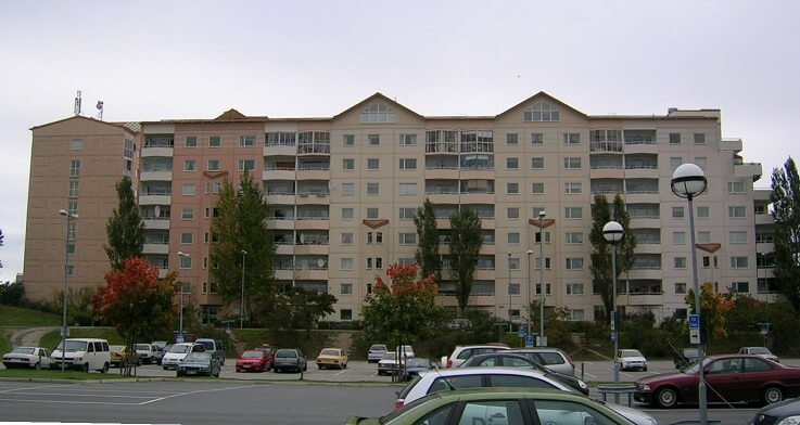 Stenkastning mot ambulanspersonal och polis under uppdrag