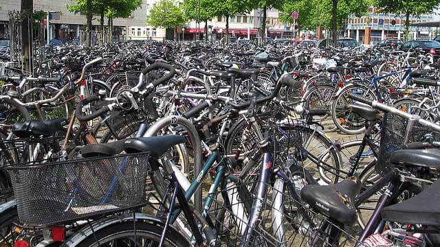 Polisen tar i med hårdhandskarna mot Södermalmscyklisternas trafikbrott