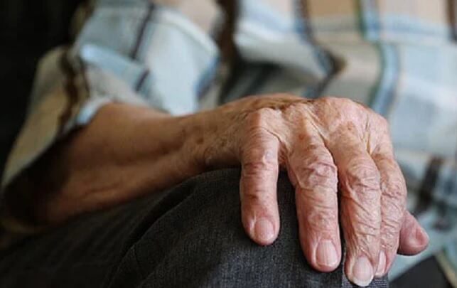 Man dog av näringsbrist på äldreboende – personal utan grundläggande kunskaper ett av skälen