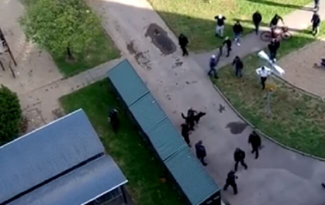 Video: Våldsamma scener i utsatt område när ungdomsgäng attackerar polis