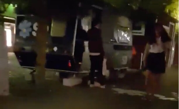 Video: Här vandaliseras SD:s valstuga: ”Fuck SD!” säger en tjej till kameran