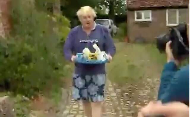 Video: här bjuder f.d. utrikesminister Boris Johnson brittiska journalister på té – iklädd blommiga shorts